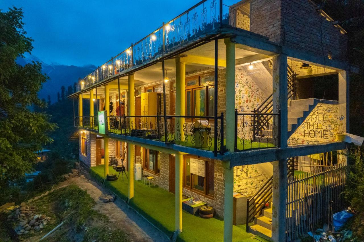 Whoopers Hostel Tosh Экстерьер фото