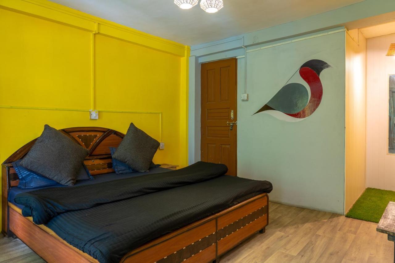 Whoopers Hostel Tosh Экстерьер фото
