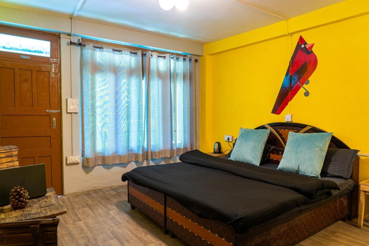 Whoopers Hostel Tosh Экстерьер фото