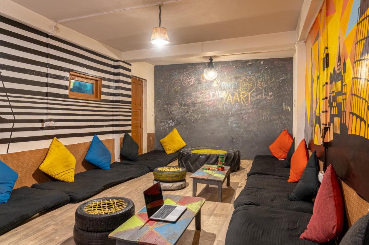 Whoopers Hostel Tosh Экстерьер фото