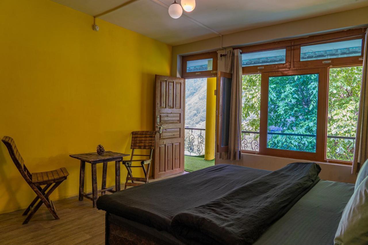 Whoopers Hostel Tosh Экстерьер фото