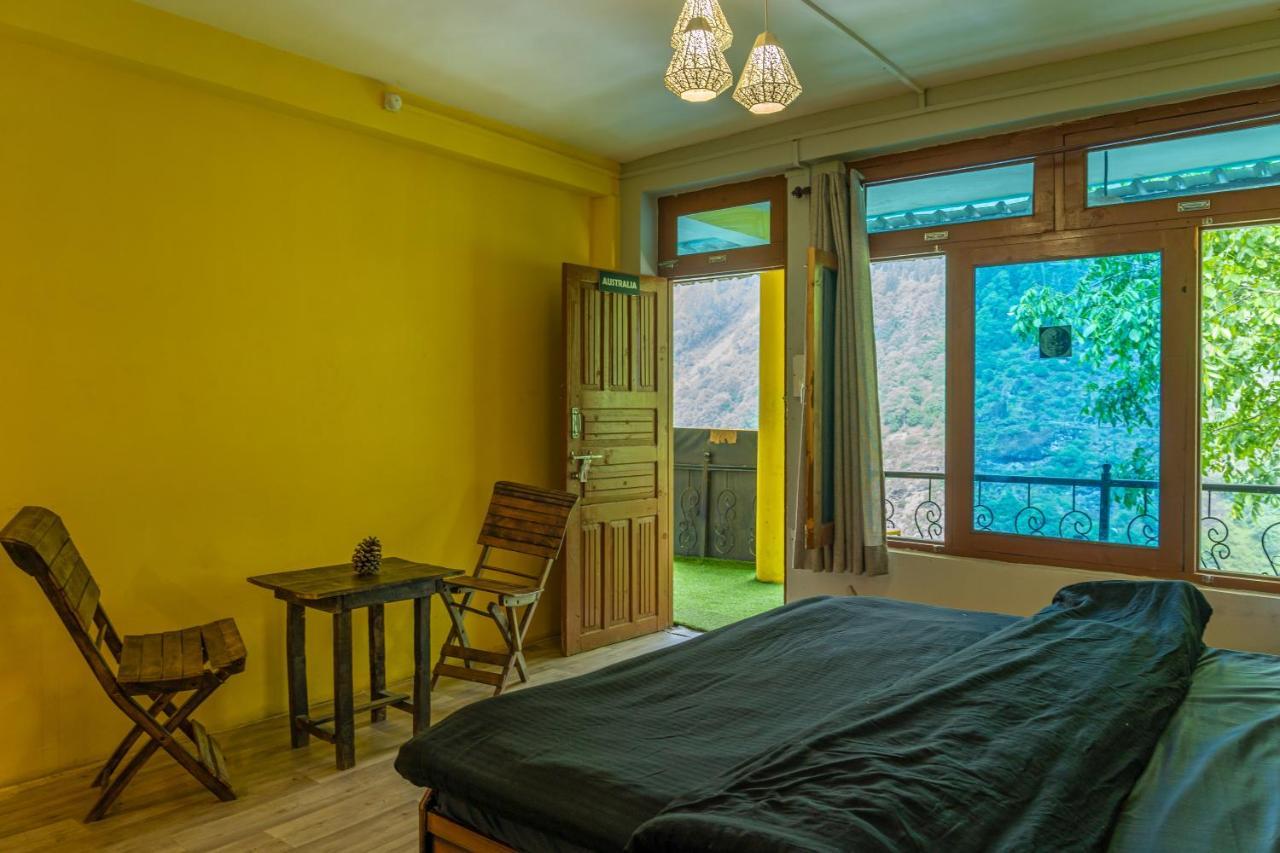 Whoopers Hostel Tosh Экстерьер фото