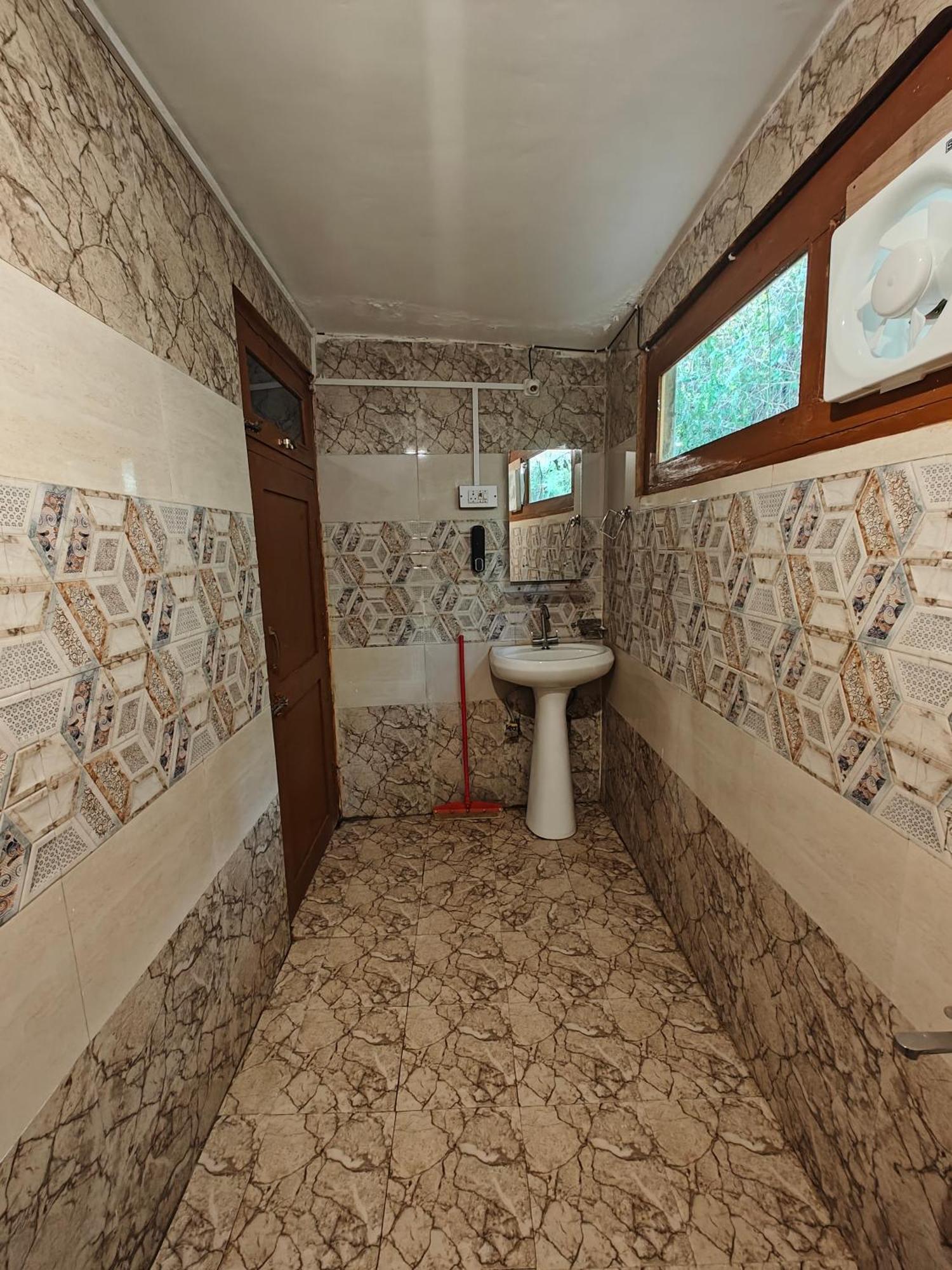 Whoopers Hostel Tosh Экстерьер фото
