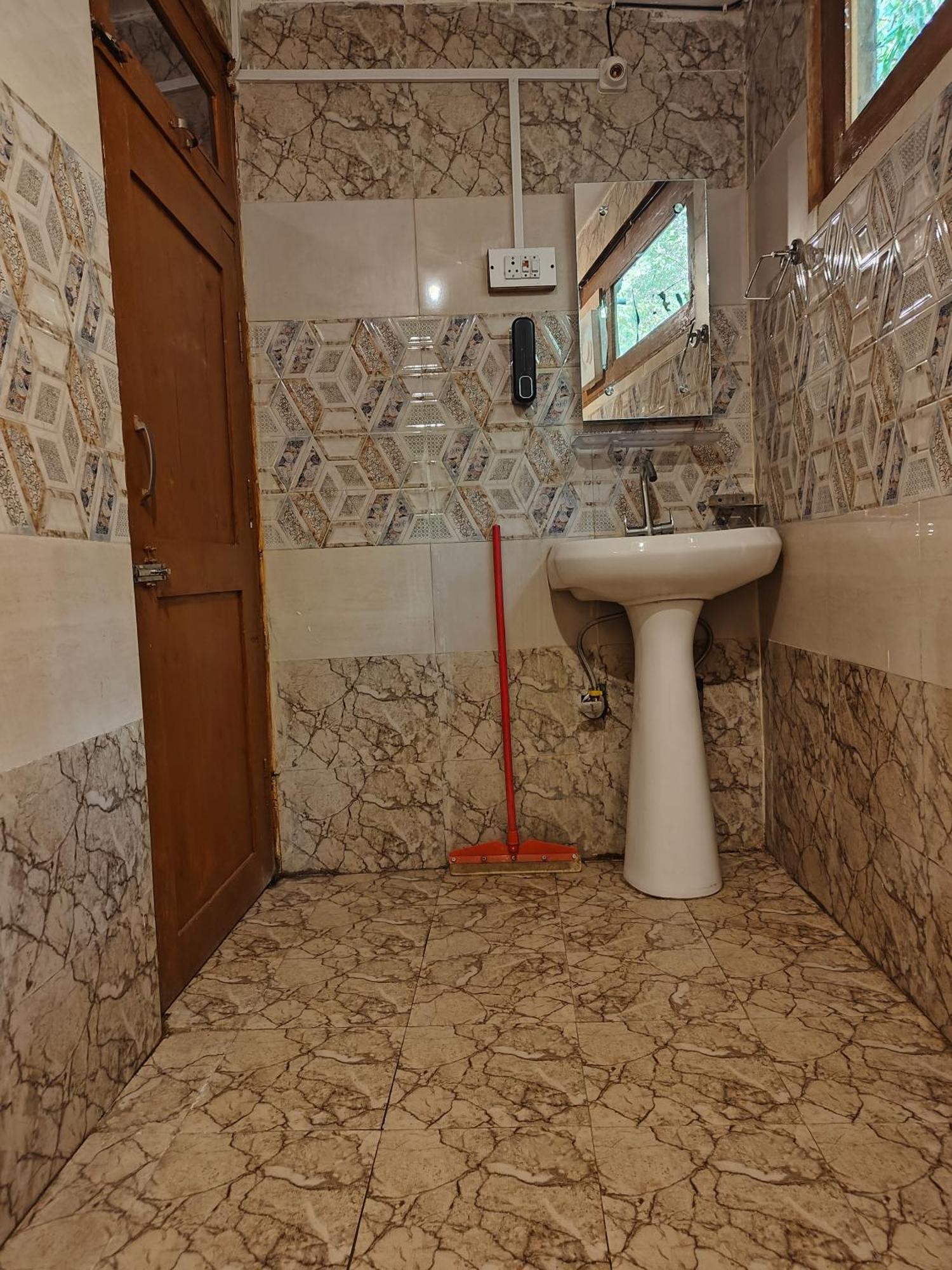 Whoopers Hostel Tosh Экстерьер фото
